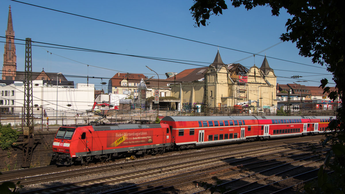 Die 146 111-0 fährt mit einem RE in Richtung Basel. Aufgenommen am 27. Juli 2018 in Offenburg. Die Lok bewirbt das Baden-Württemberg-Ticket. 