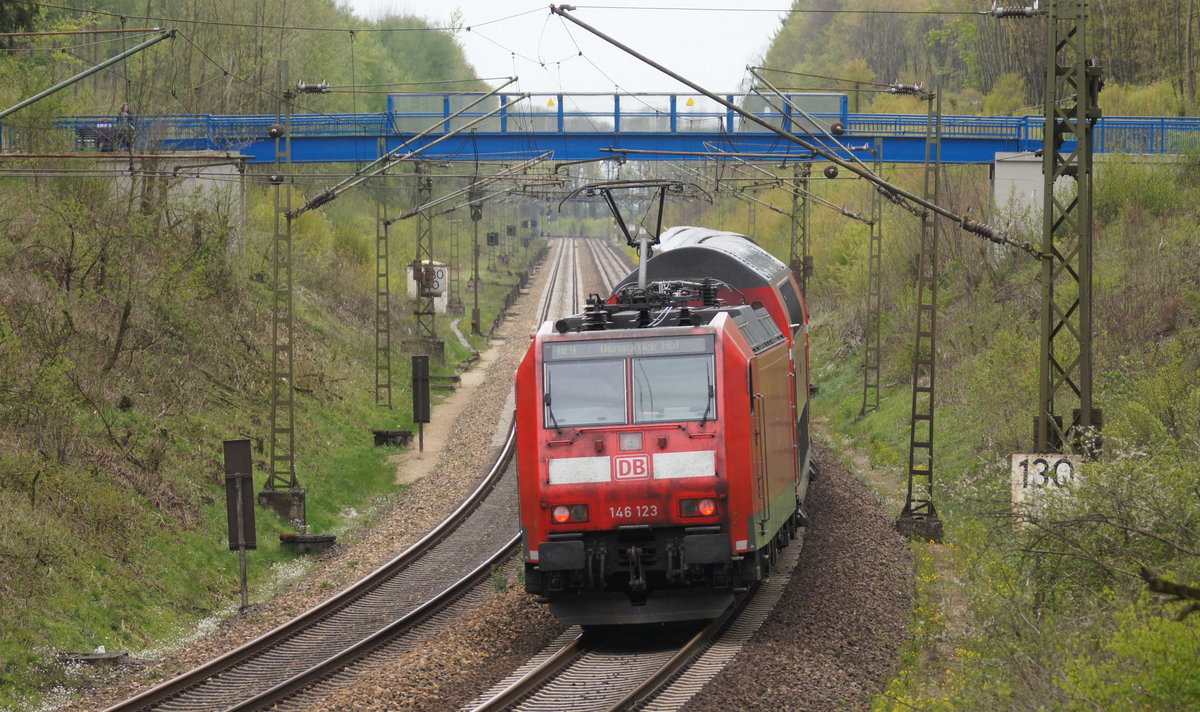 Die 146 123 mit dem RE Bremen - Osnabrück passiert das Wiehengebirge bei Ostercappeln Haaren am 03.05.2015