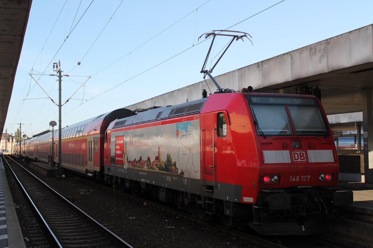 Die 146 127  Erholungsort Marienhafe  schiebt am 12.10.2018 einen RE1 aus Norddeich Mole in den Hauptbahnhof von Hannover.