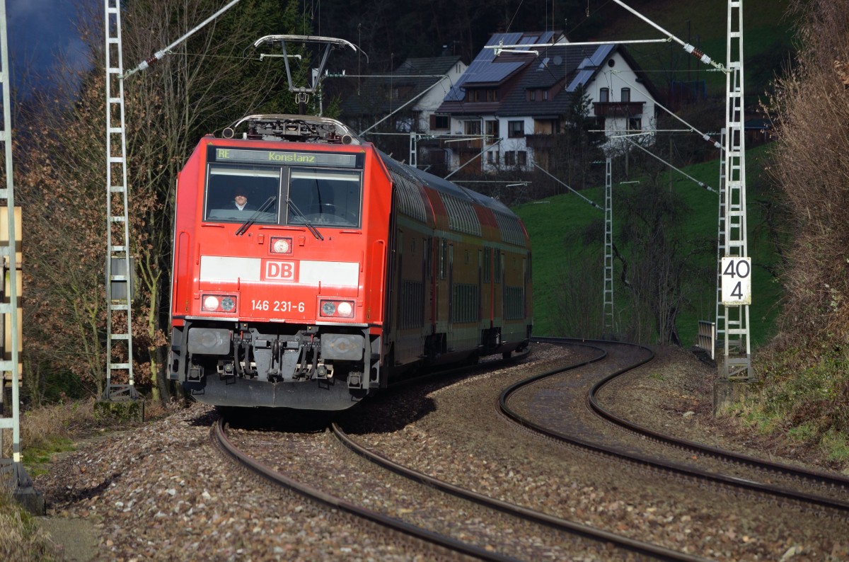 Die 146 231-6 mit einem RE nach Konstanz zwischen Triberg und Hausach. Aufgenommen am 4.1.2015
