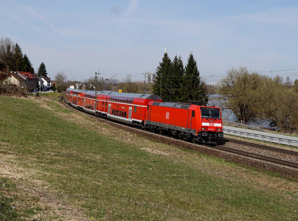 Die 146 243 mit einem RE nach Passau am 06.04.2018 unterwegs bei Pleinting.