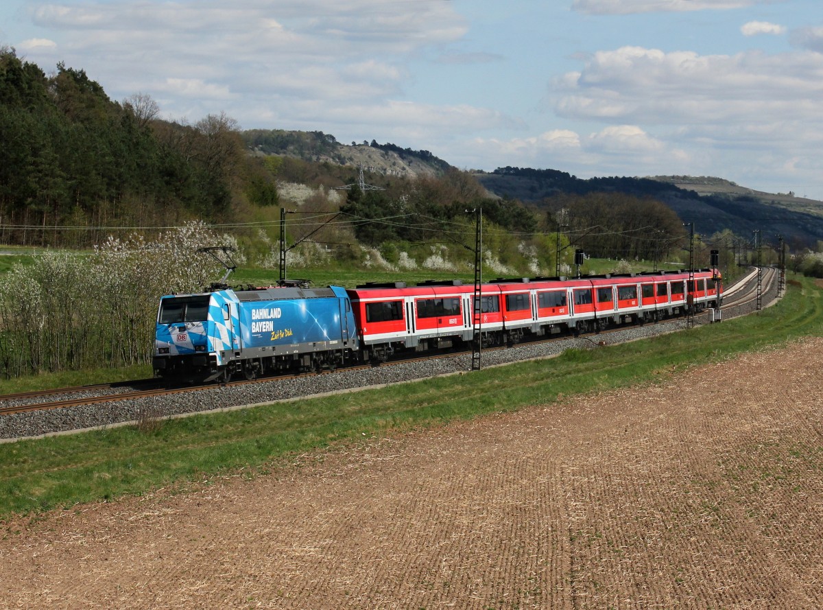 Die 146 246 mit einem RE am 18.04.2015 unterwegs bei Harrbach.