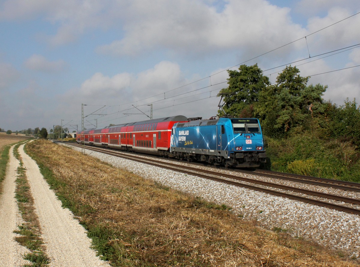 Die 146 246 mit einem RE nach München am 19.09.2015 unterwegs bei Langenisarhofen.
