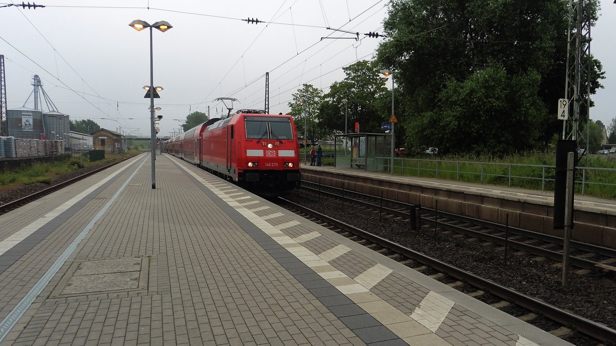 Die 146 270 der DB Regio NRW am RE 5 (Koblenz - Emmerich) bei der Durchfahrt durch Sechtem in Richtung Köln.

28.05.2016
Sechtem