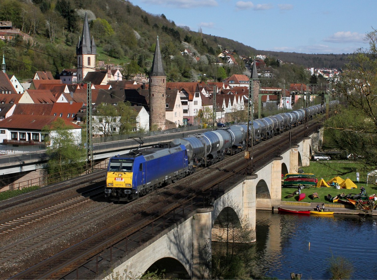 Die 146 519 mit einem Kesselzug am 18.04.2015 unterwegs bei Gemünden.