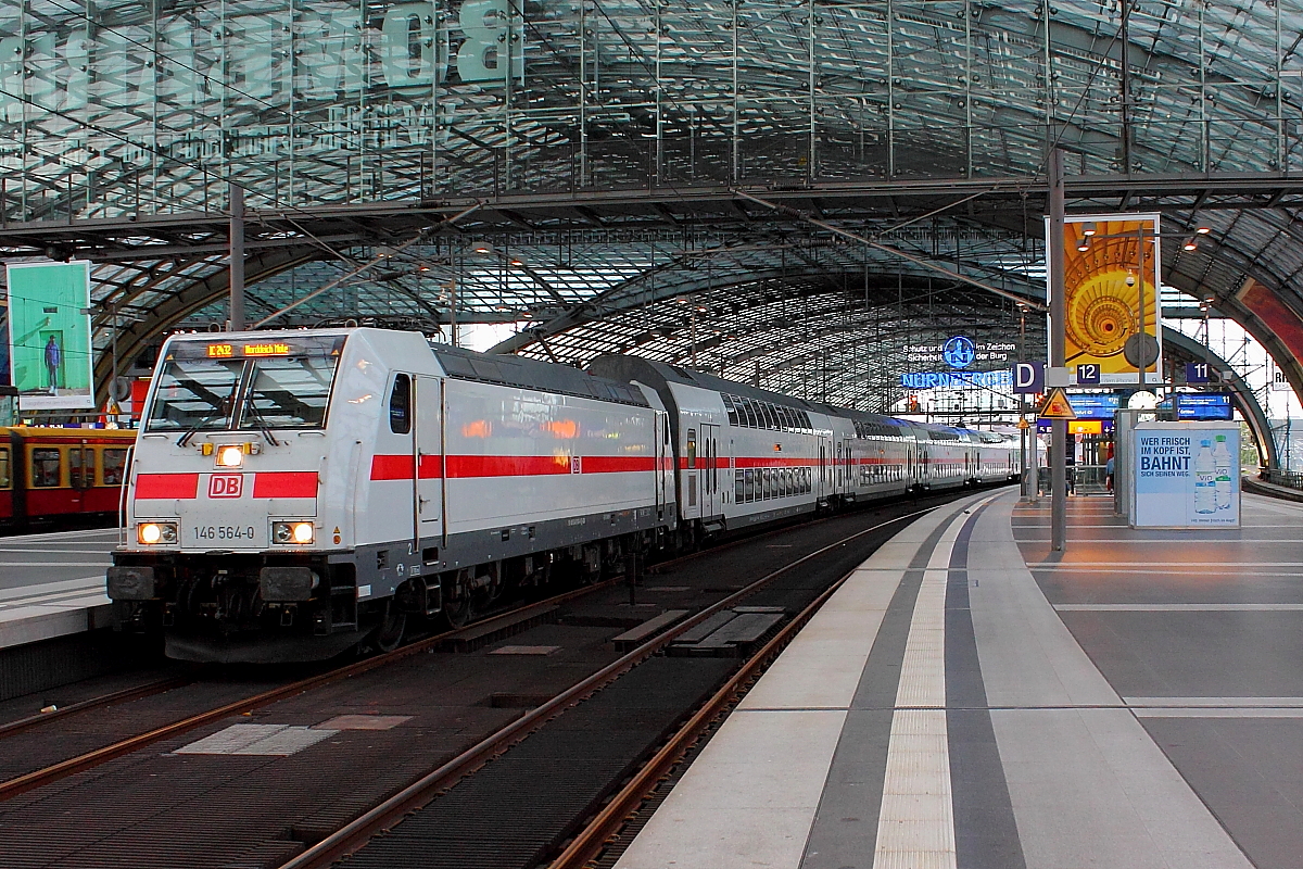 Die 146 564-0 mit dem IC 2432 von Berlin Ostbahnhof nach Norddeich Mole am 06.07.2016 in Berlin Hauptbahnhof.