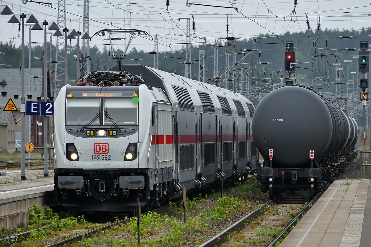Die von 147 582 gezogene IC2-Einheit fährt gerade am Hauptbahnhof Neustrelitz ein. (Mai 2021)