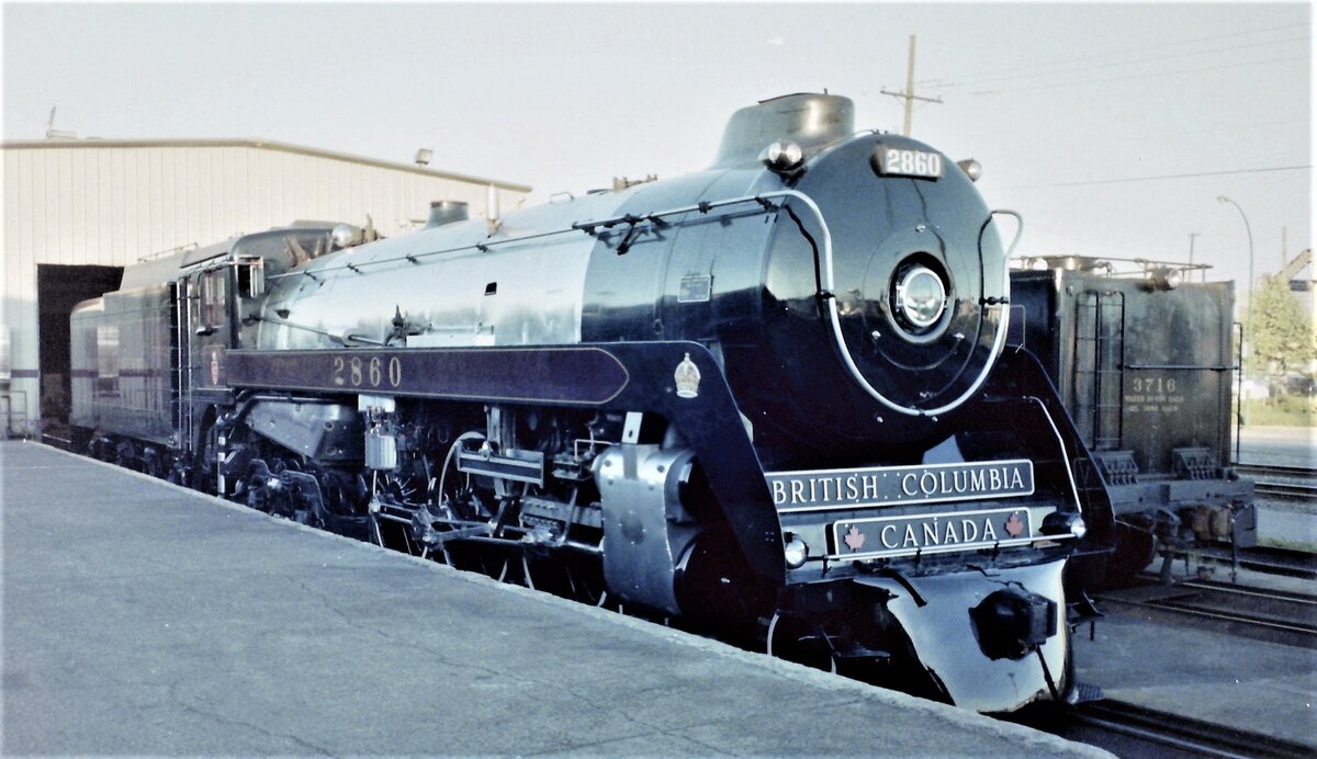 Die 150km/h schnelle 2’C2’ h2 #2860 der Royal Hudson Class wurde 1940 bei Montreal Locomotive Works gebaut und zog von 1974-1999 Dampfsonderzüge zwischen Vancouver North und Squamish. Heute ist sie im West Coast Railway Heritage Park in Squamish ausgestellt.
Farbnegativscan von 1997