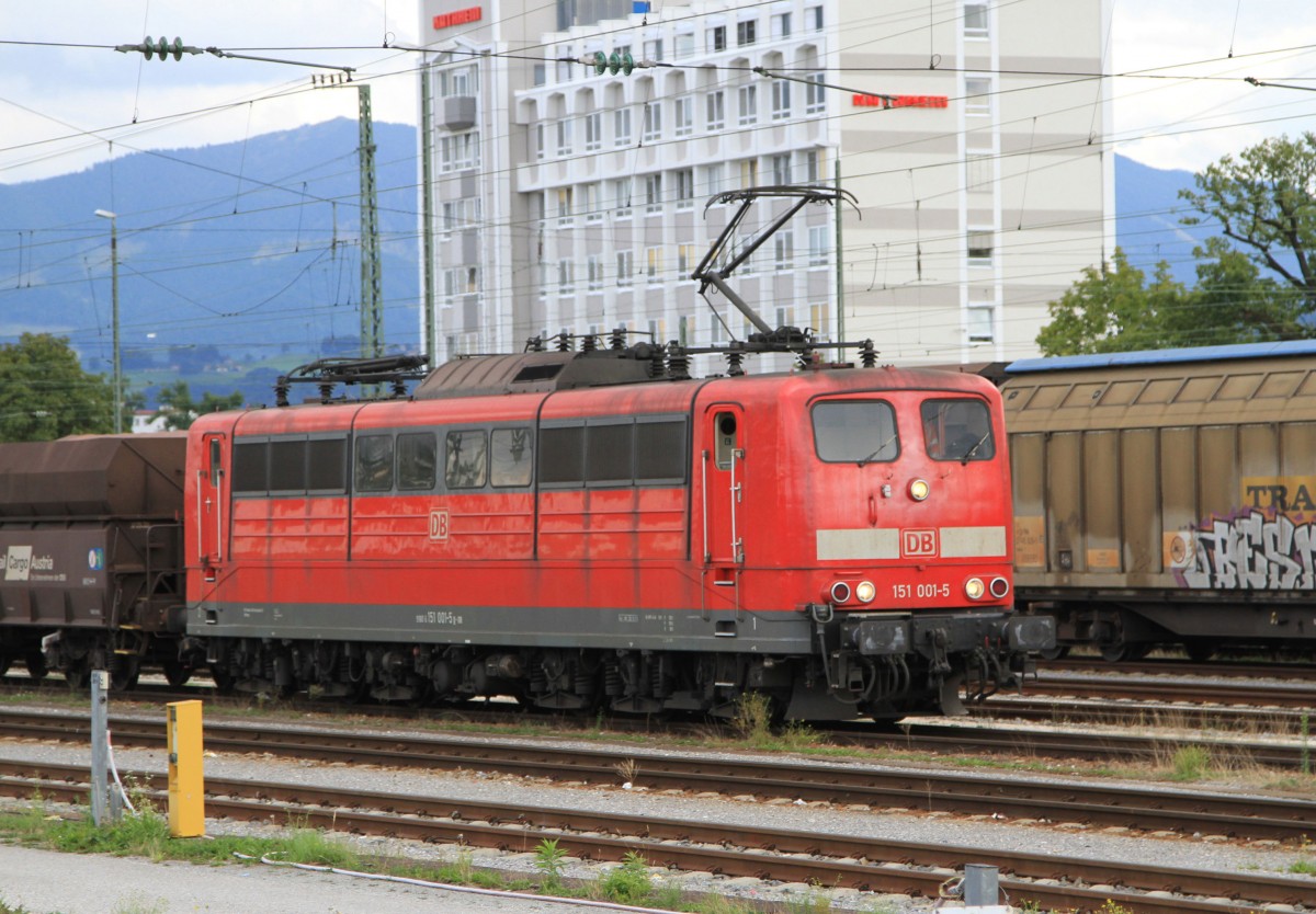 Die 151 001-5 mit Gterzug bei einem Stop im Bf. Rosenheim am 11.09.2013