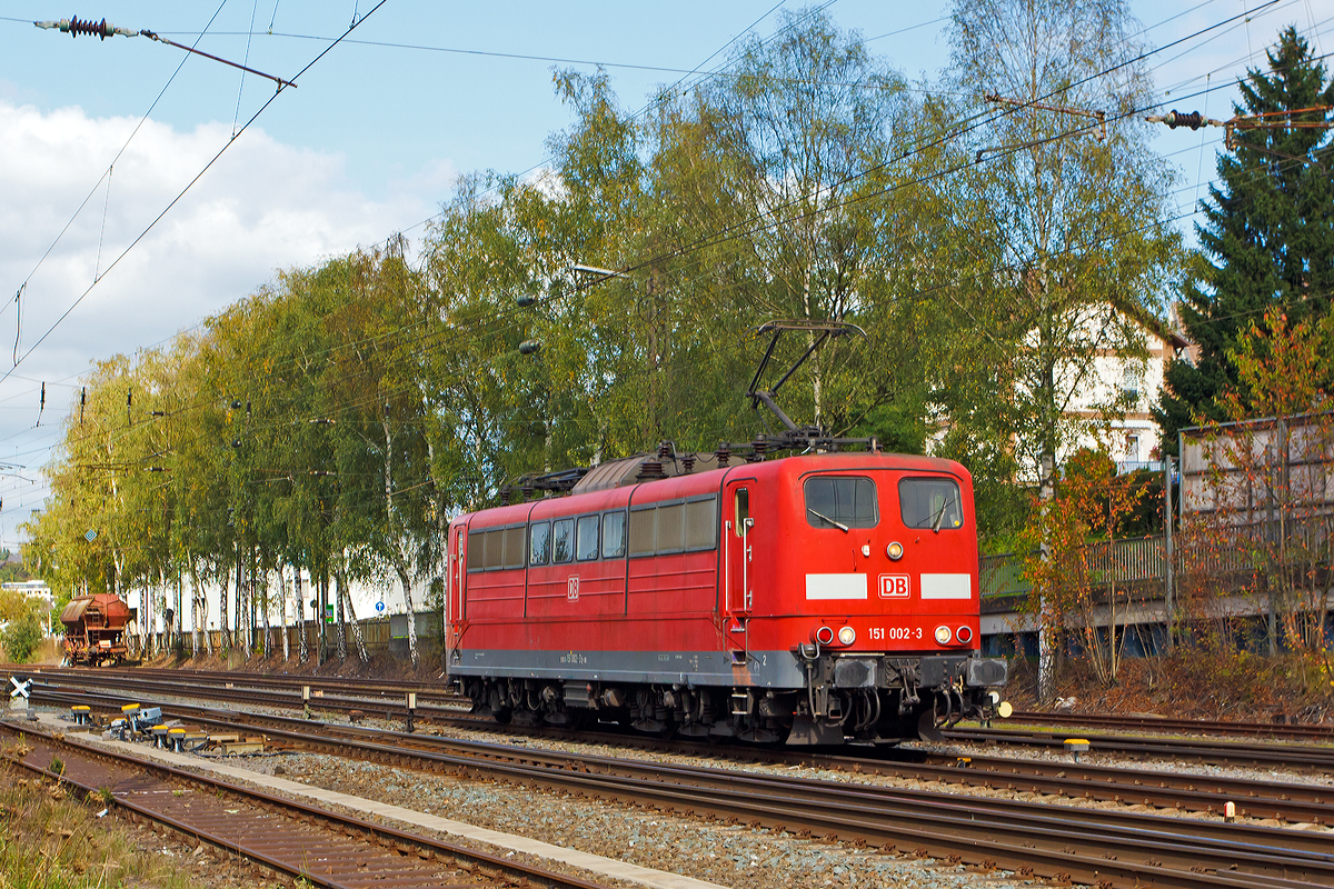 
Die 151 002-3 (91 80 6151 002-3 D-DB) der DB Schenker Rail Deutschland AG als Lz am 27.09.2014 in Kreuztal. 

Die Lok wurde 1973 von Krupp unter der Fabriknummer 5174 gebaut, der elektrische Teil ist von AEG (Fabriknummer 8820).