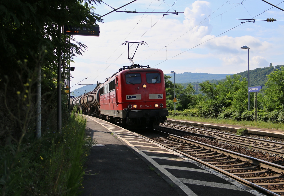 Die 151 014-8 der RBH (RBH 269) mit Kesselwagenzug in Fahrtrichtung Norden. Aufgenommen in Lorchhausen am 16.07.2014.