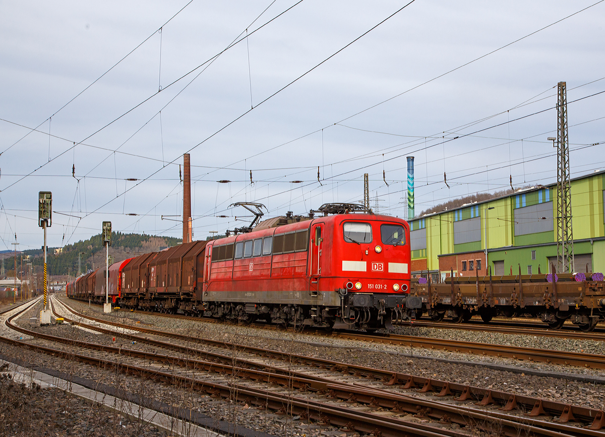 
Die 151 031-2 (91 80 6151 031-2 D-DB) der DB Cargo Deutschland AG fährt am 04.03.2017 mit eine Coil-Güterzug (Wagen der Gattung Sahimms und Shimms) durch Siegen-Geisweid in Richtung Dillenburg. 

Die Lok wurde 1974 von Krauss-Maffei in München unter der Fabriknummer 19650 gebaut.