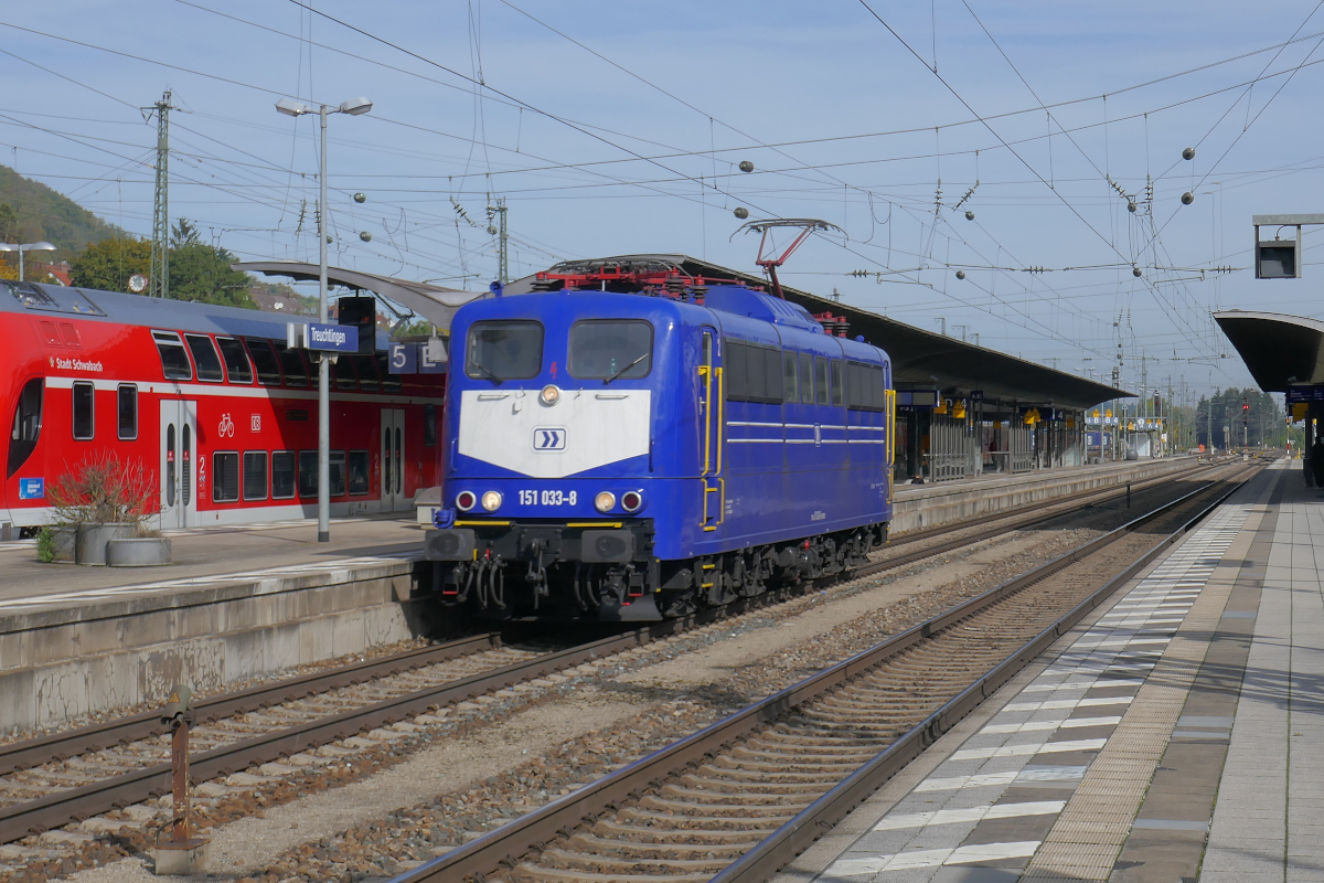 Die 151 033 durcheilt als Leerfahrt den Bahnhof Treuchtlingen auf Gleis 3 nach Ingolstadt.
Die Lok wurde bei Krauss Maffei gebaut und fand am 25. März 1974 ihren Weg auf die Schienen. Derzeit fährt sie für das Unternehmen WRS.
Treuchtlingen, 5. Oktober 2022