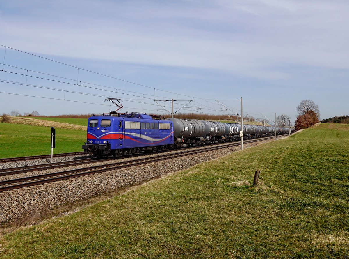 Die 151 033 mit einem Kesselzug am 03.04.2018 unterwegs bei Ramelsbach.