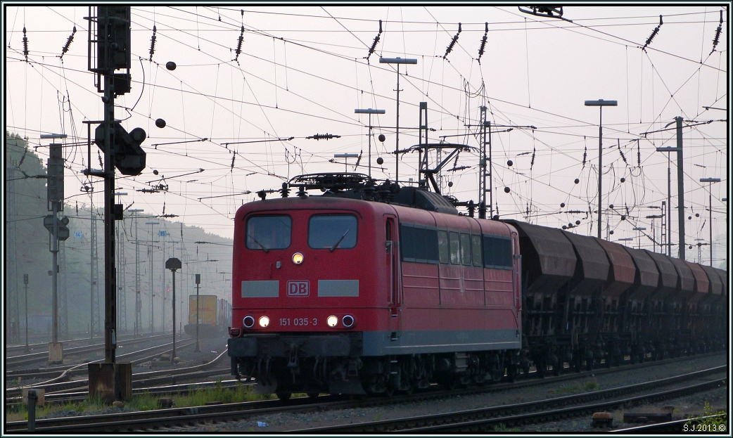 Die 151 035-3 mit einen Kohlezug am Haken bei der Ausfahrt in Aachen West.Bildlich festgehalten im April 2012.