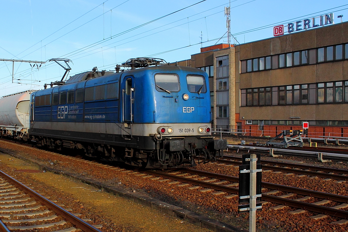 Die 151 039-5 mit einem Silowagenzug am 03.03.2017 in Berlin-Lichtenberg.