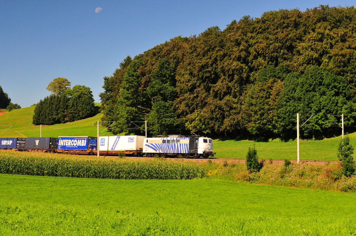 Die 151 056 von Locomotion vor einen Containerzug am 23.08.16 bei Haslach vor Traunstein.