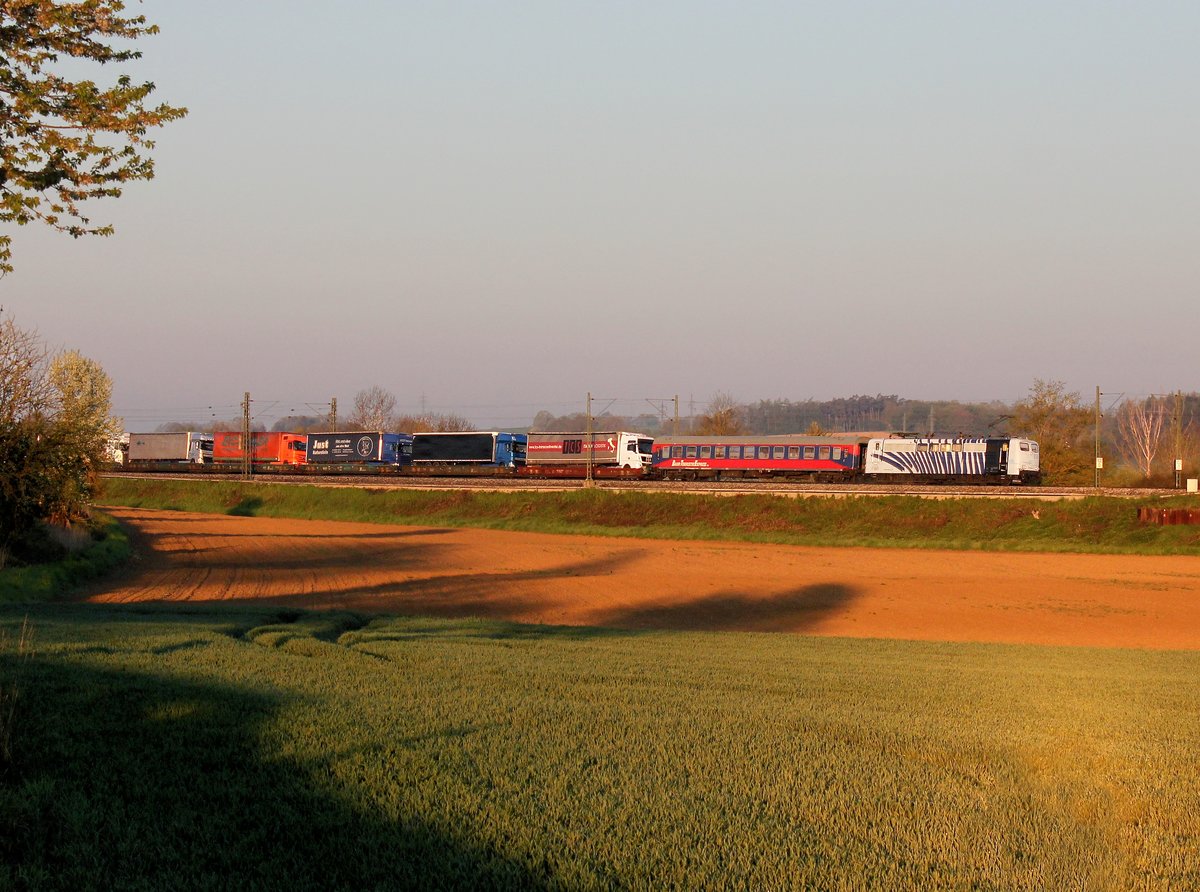 Die 151 056 mit einer RoLa am 06.05.2016 unterwegs bei Neufahrn Niederbayern.