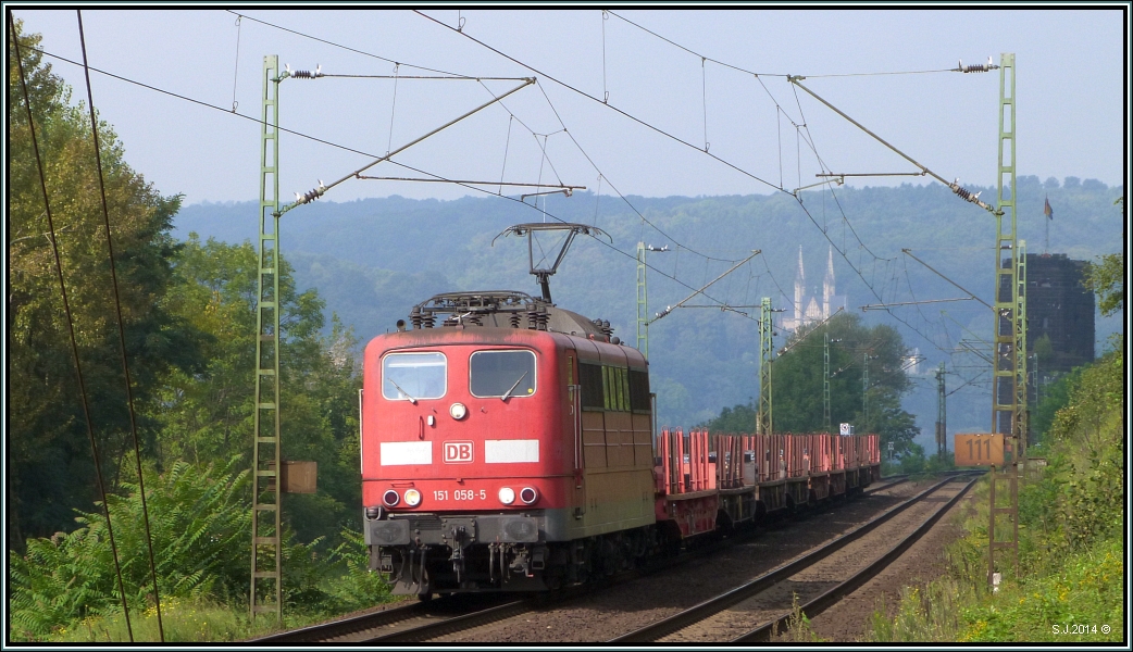 Die 151 058-5 ist mit ihrer Güterfracht am Haken unterwegs in Richtung Koblenz auf der rechten Rheinstrecke unweit von Linz. Szenario bildlich festgehalten Anfang September 2014.
