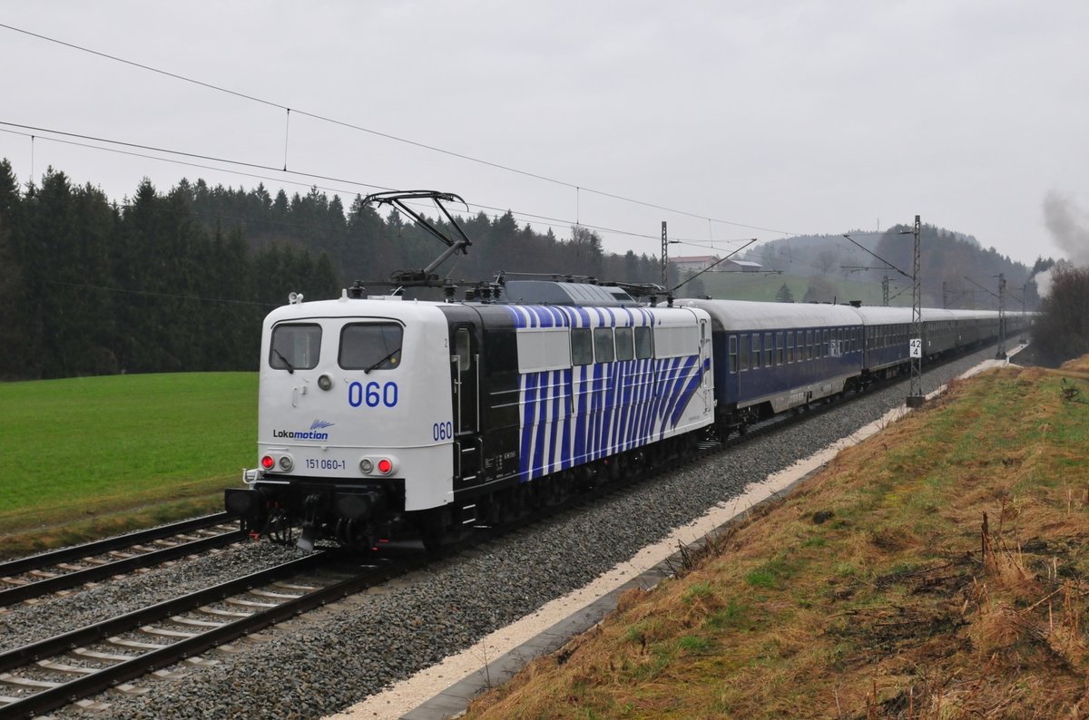 Die 151 060-1 von Lokomotion am Zugende des Dampfsonderzuges  Wilder Kaiser  nach Kitzbühel bei der Vorbeifahrt kurz nach Übersee am 18.03.2017