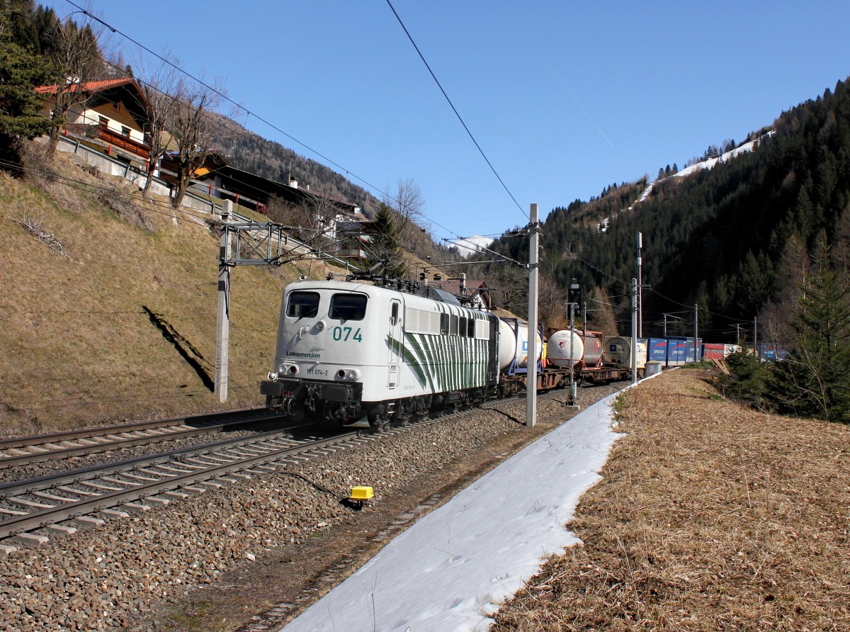Die 151 074 mit einem KLV-Zug am 19.03.2016 unterwegs bei St. Jodok.