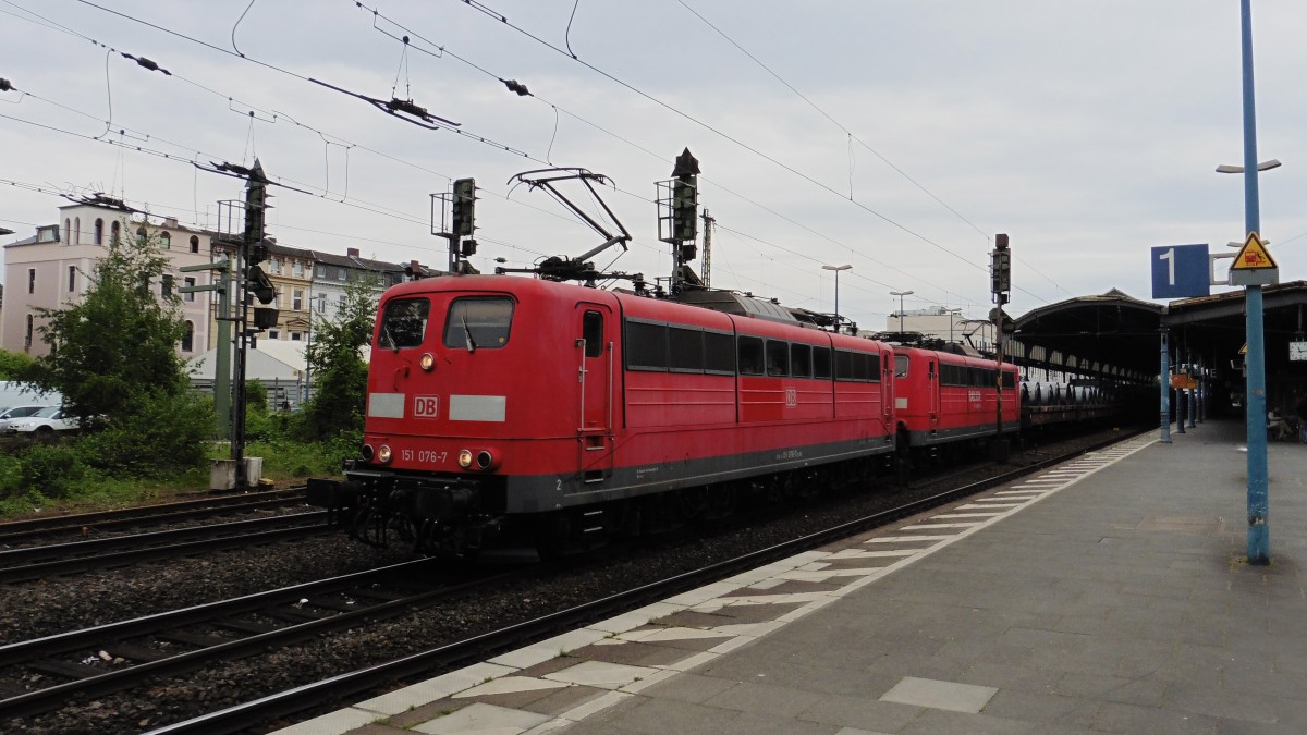 Die 151 076-7 und 151 xxx mit einem Güterzug Richtung Süden bei der Durchfahrt des Bonn Hauptbahnhof , den 16.05.2015