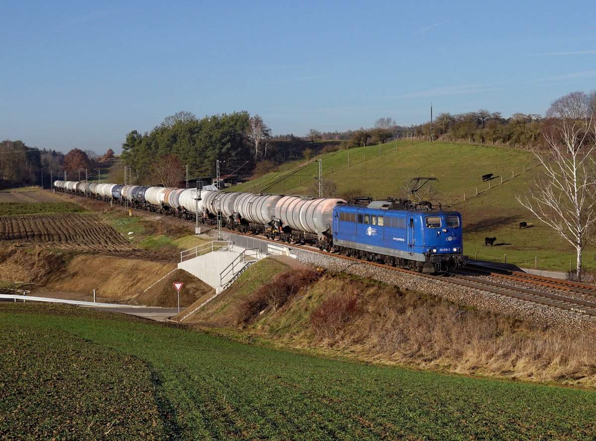 Die 151 078 mit einem Kesselzug am 28.12.2018 unterwegs bei Fahlenbach.