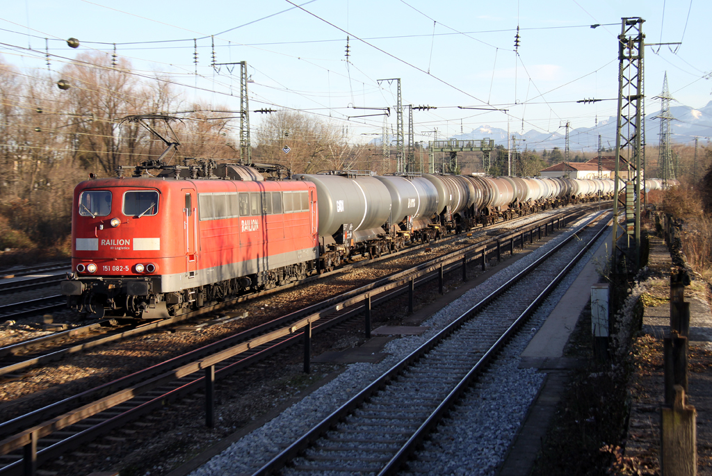 Die 151 082-5 zieht Kessel aus Kufstein durch Rosenheim Richtung München am 10.12.2013