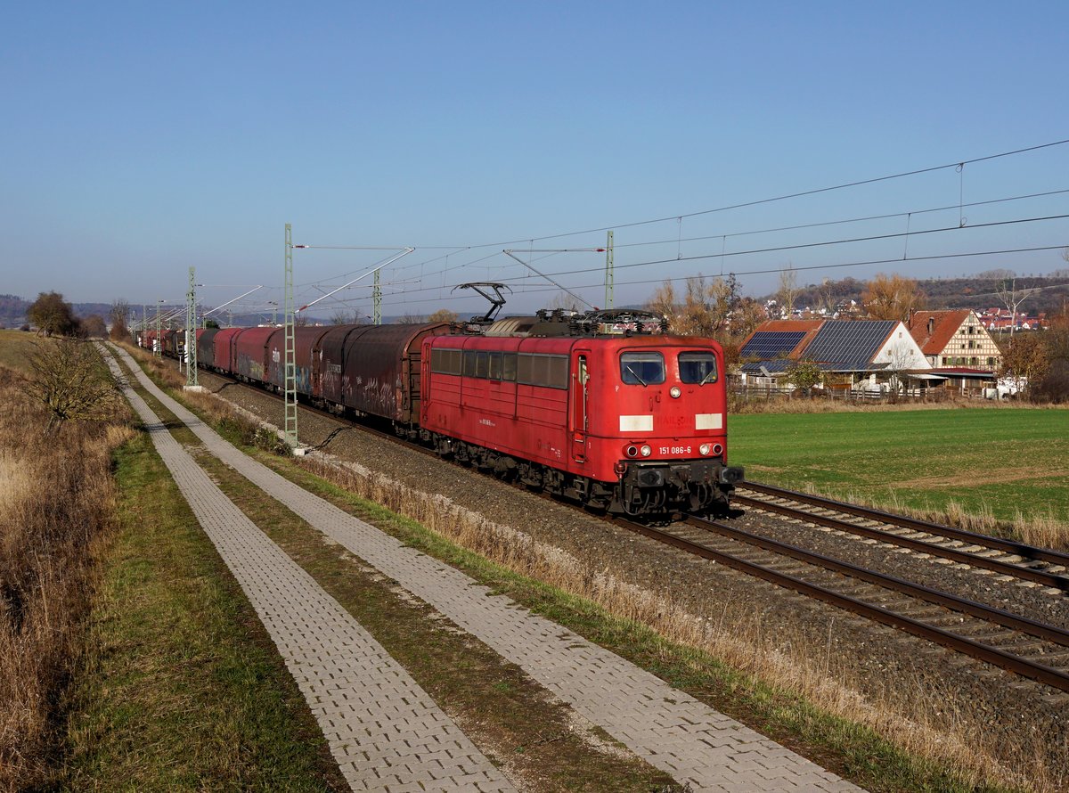 Die 151 086 mit einem Güterzug am 17.11.2018 unterwegs bei Lehrberg.
