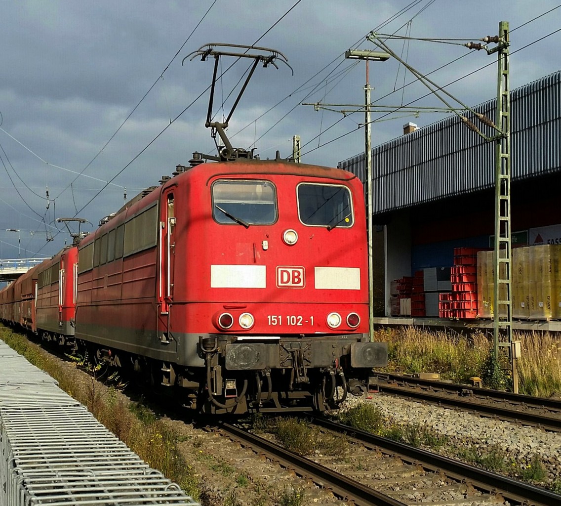 Die 151 102-1 + Schwesterlok der DB mit einem Güterzug durch Königswinter in Richtung Koblenz , DEN 20.09.2015