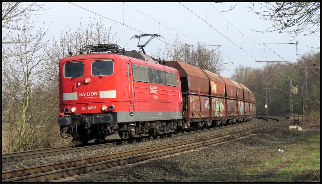 Die 151 108-8 legt sich mit einen Kalkzug am Haken in den Gleisbogen bei Rimburg auf der Kbs 485. Szenario vom 07.April 2015.