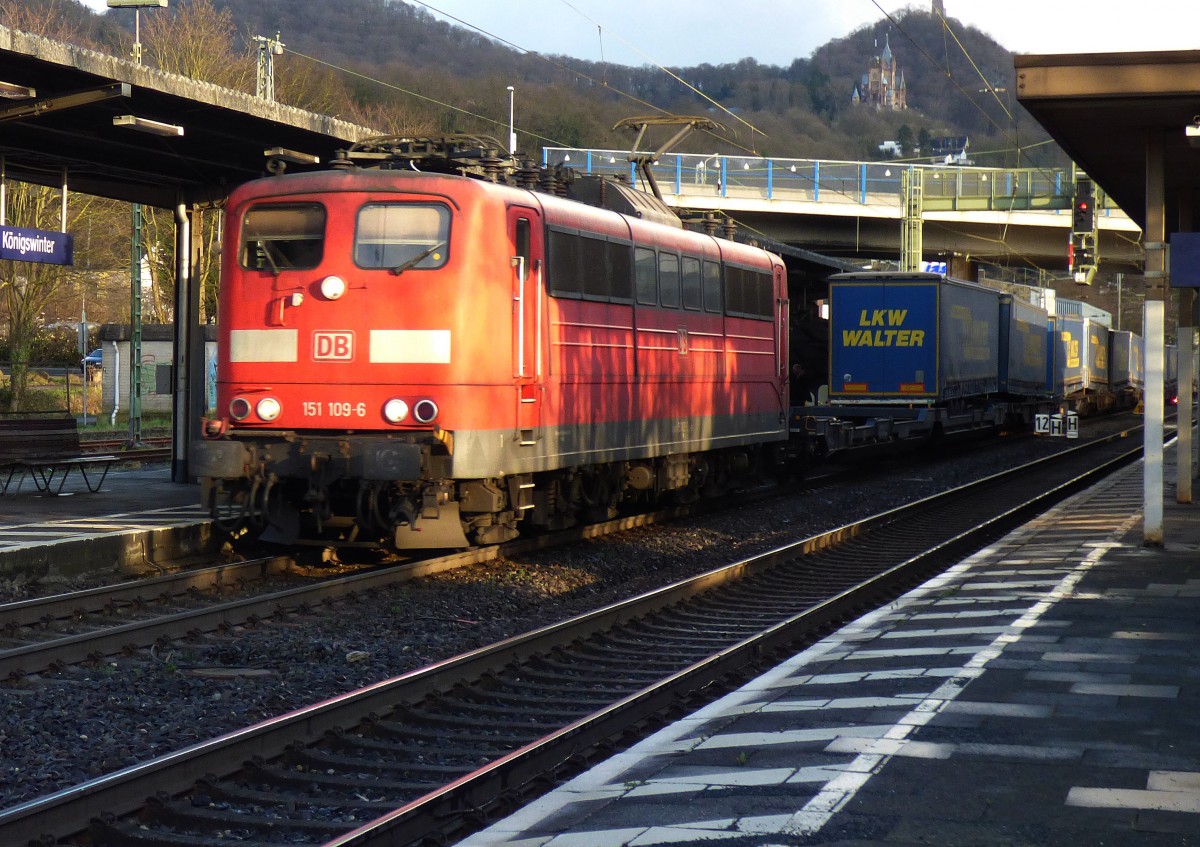 Die 151 109-6 mit einem Güterzug durch Königswinter Bahnhof , den 05.04.2015