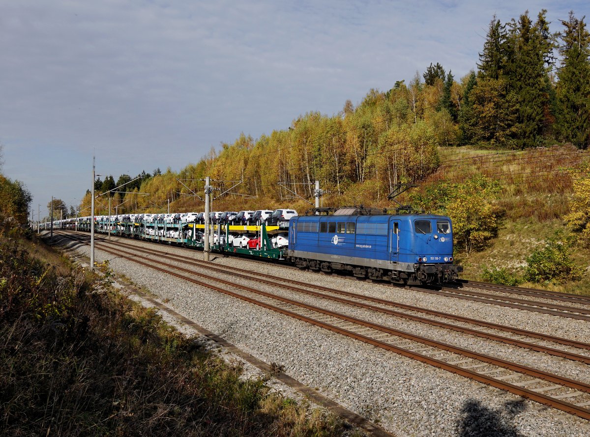Die 151 118 mit einem Autozug am 20.10.2017 unterwegs bei Unterweilbach.
