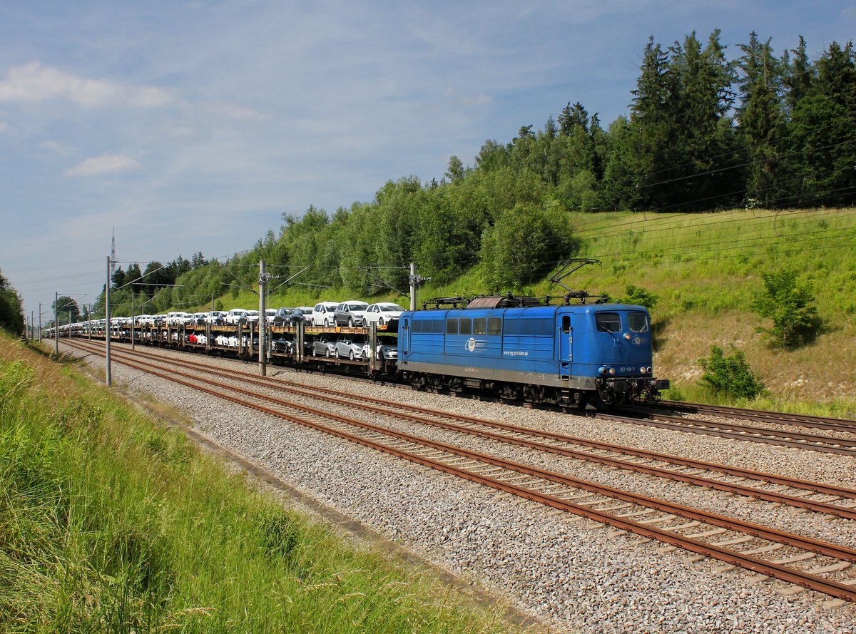 Die 151 118 mit einem Autozug am 10.06.2016 unterwegs bei Unterweilbach.
