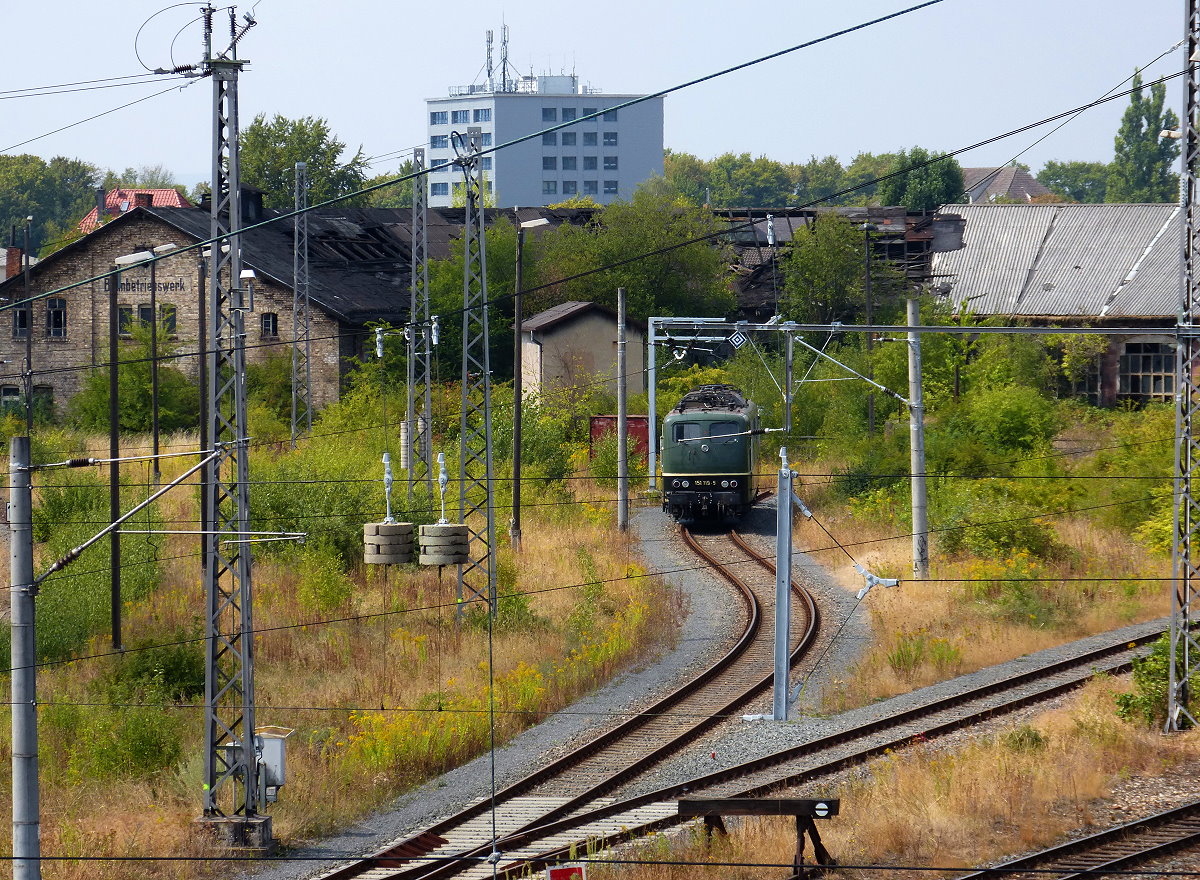 Die 151 119 abgestellt vor dem alten Lokschuppen in Nordhausen. Links befindet sich auch noch der alte Schriftzug  Bahnbetriebswerk  18.08.2018