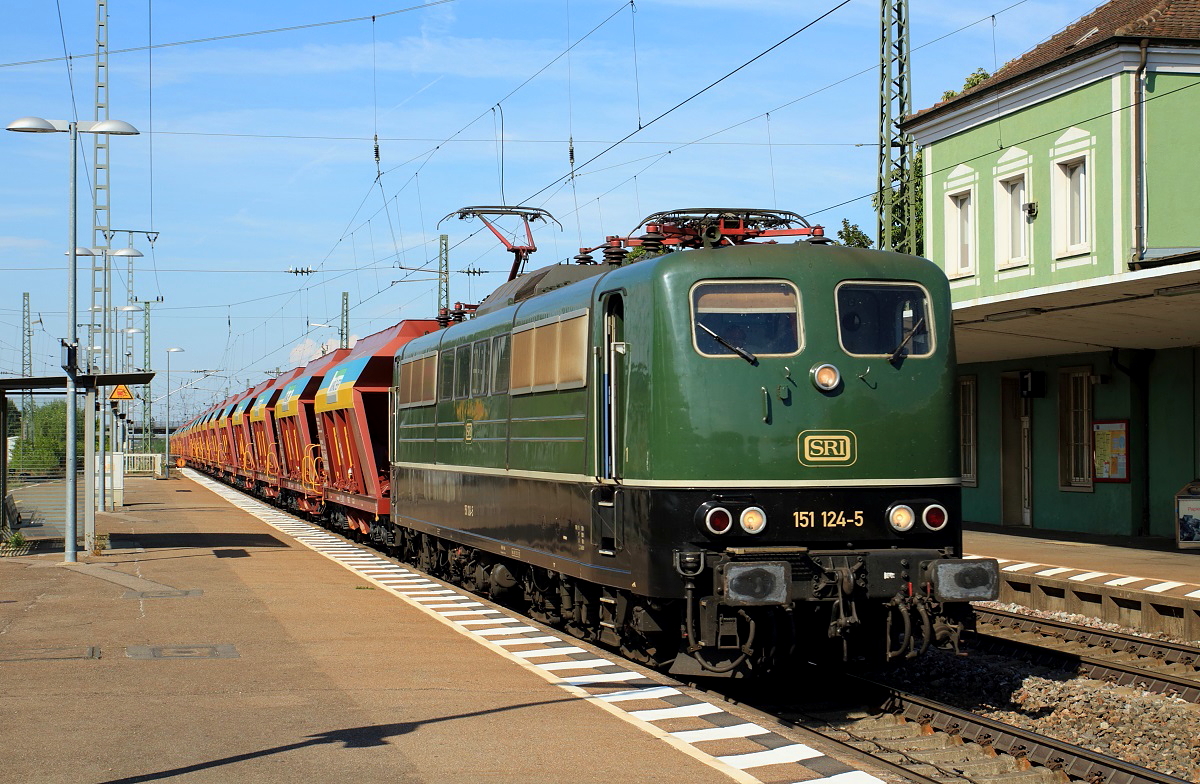 Die 151 124-5 der SRI durchfährt am 07.08.2015 den Bahnhof Müllheim/Baden