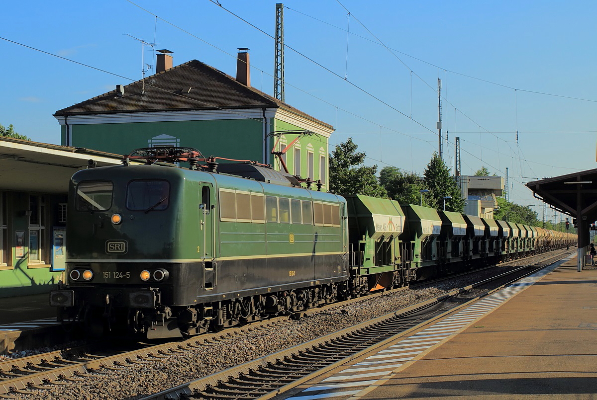 Die 151 124-5 der SRI fährt am 07.08.2015 durch den Bahnhof Müllheim/Baden in Richtung Norden