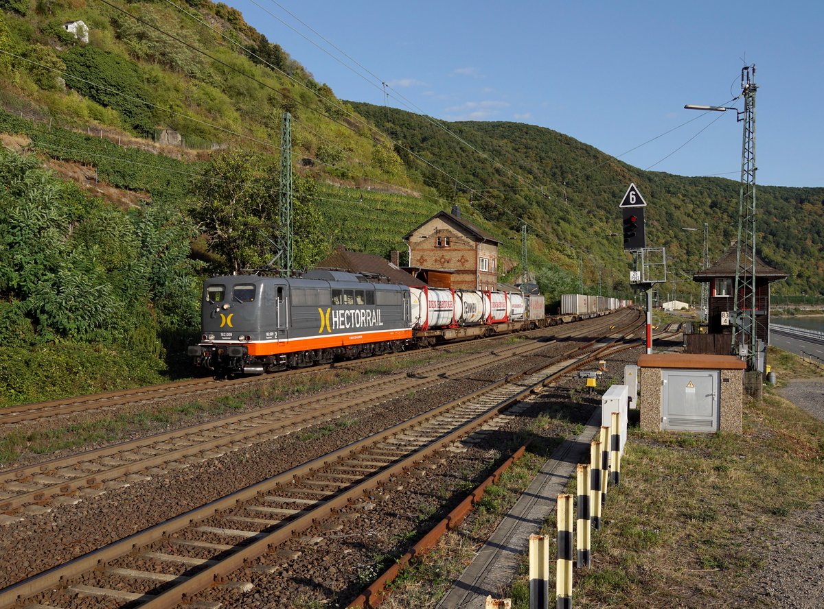 Die 151 128 mit einem KLV-Zug am 01.09.2018 bei der Durchfahrt in Kaub.
