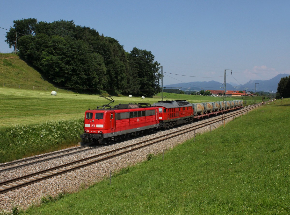 Die 151 130 und die 233 112 mit einem Müllzug am 12.06.2015 unterwegs bei Straß.