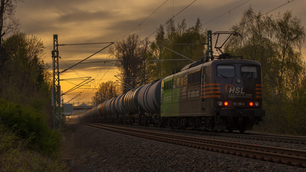 Die 151 138-5 der HSL leistet ihrer 185 600-4 (ganz vorn im Bild) wertvolle Schiebedienste. Dem Sonnenuntergang entgegen, so könnte man es beschreiben, steuert der Zug am 24. April 2017 den Bahnhof Syrau an.  