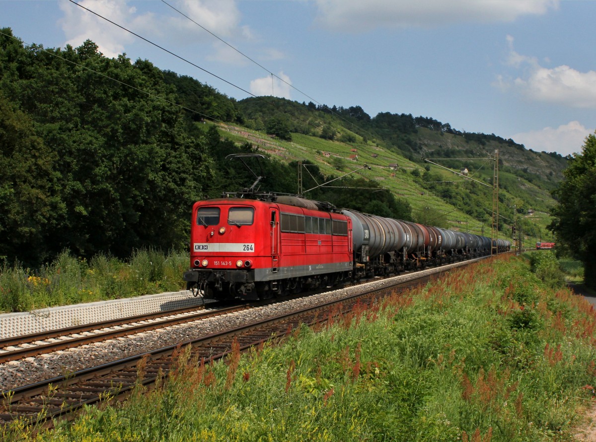 Die 151 143 mit einem Kesselzug am 06.07.2013 unterwegs bei Gambach.