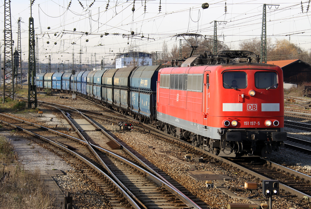 Die 151 157-5 mit einer kurzen PKP Kohle bei der Ausfahrt in Rosenheim Richtung Freilassing am 04.12.2013