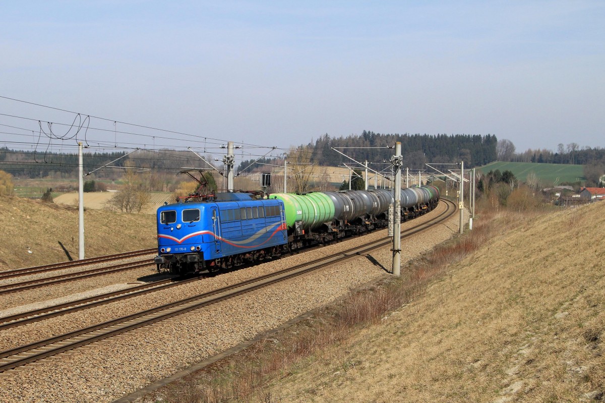 Die 151 170-8 der EGP mit Kesselwaggons bei Hebertshausen am 09.04.2015