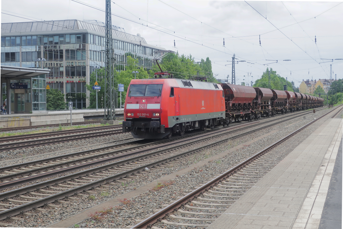 Die 152 001, die 152 mit der niedrigsten Betriebsnummer, führt einen Zug mit Schüttgutwaggons durch München-Heimeranplatz.
Donnerstag, 13. Juli 2023