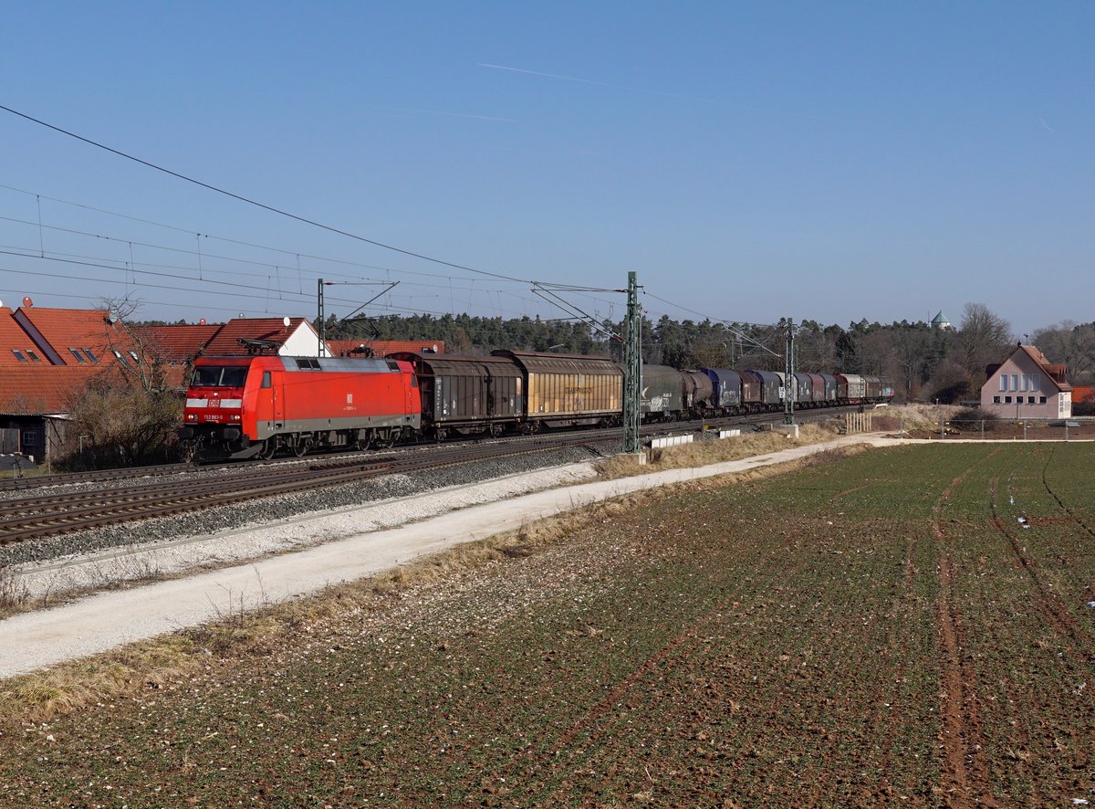 Die 152 003 mit einem Güterzug am 24.02.2018 unterwegs bei Roßtal.