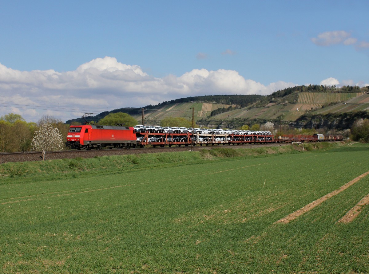 Die 152 006 mit einem Güterzug am 18.04.2015 unterwegs bei Himmelstadt.
