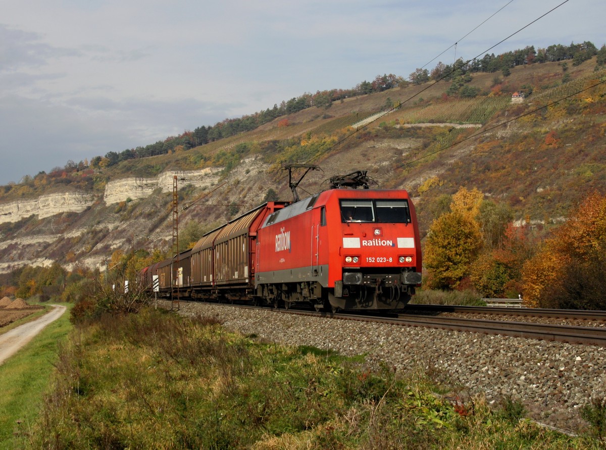 Die 152 023 mit einem Güterzug am 30.10.2010 unterwegs bei Thüngersheim.