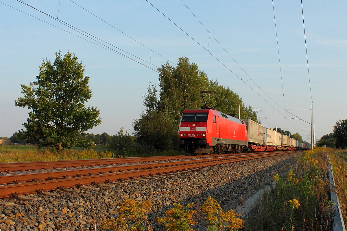 Die 152 034-5 mit einem KLV Zug am 11.09.2016 in Nassenheide.