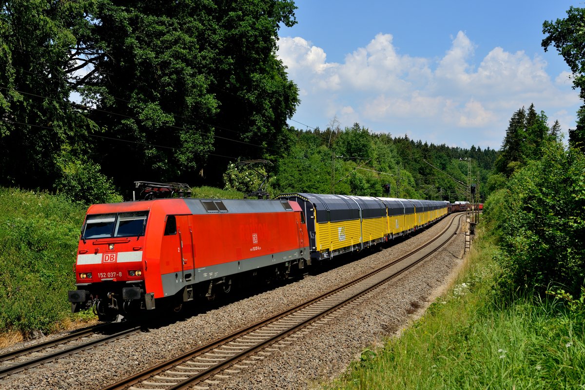 Die 152 037 bespannte am 30. Juni 2015 den EZ 51815 von Nürnberg Rangierbahnhof nach München Nord. Ungewöhnlich waren die hinter der Lok eingereihten Autotransportwagen von ARS. 