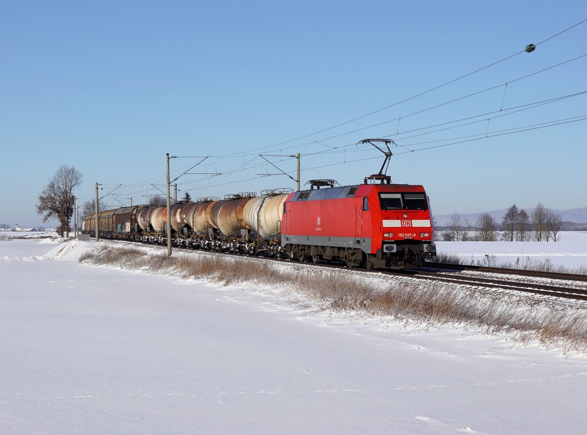 Die 152 037 mit einem Güterzug am 06.01.2017 unterwegs bei Schambach.